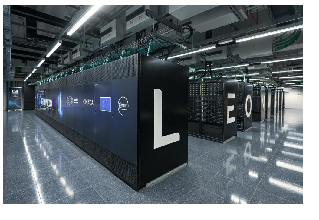 Corredor de centro de dados com o supercomputador Leonardo, com logótipos da UE, EuroHPC e CINECA